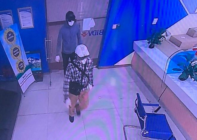 Hai đối tượng mang theo súng vào cướp ngân hàng BIDV chi nhánh Huỳnh Thúc Kháng