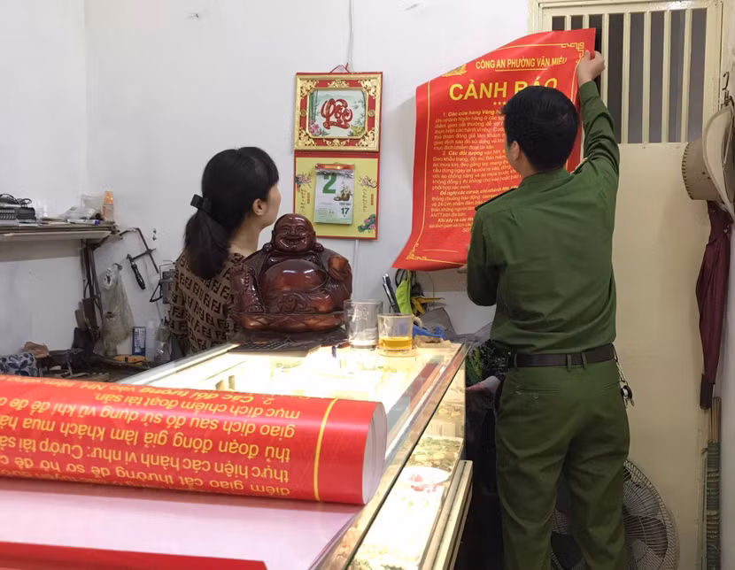 Lực lượng Công an dán thông báo tại các cửa hàng vàng