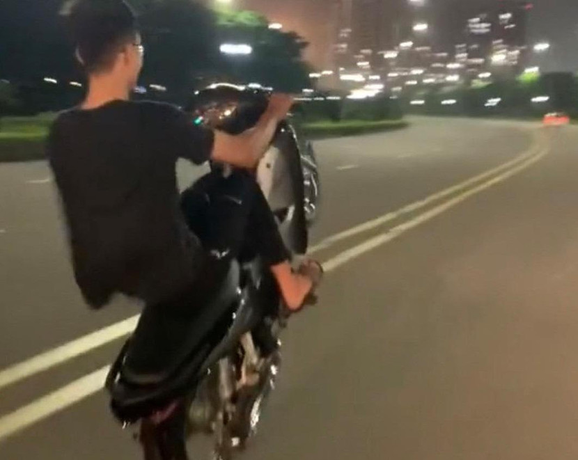 Hình ảnh đối tượng "bốc đầu" xe máy Hình ảnh đối tượng "bốc đầu" xe máy