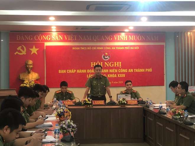 Đại úy Bùi Mạnh Hùng - Bí thư Đoàn Thanh niên CATP phát biểu tại hội nghị