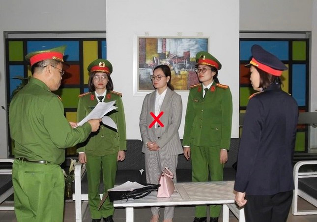 Bà Nguyễn Thu Nhiễu -Cục trưởng cục Hải quan Hà Nam Ninh bị bắt giữ Bà Nguyễn Thu Nhiễu -Cục trưởng cục Hải quan Hà Nam Ninh bị bắt giữ