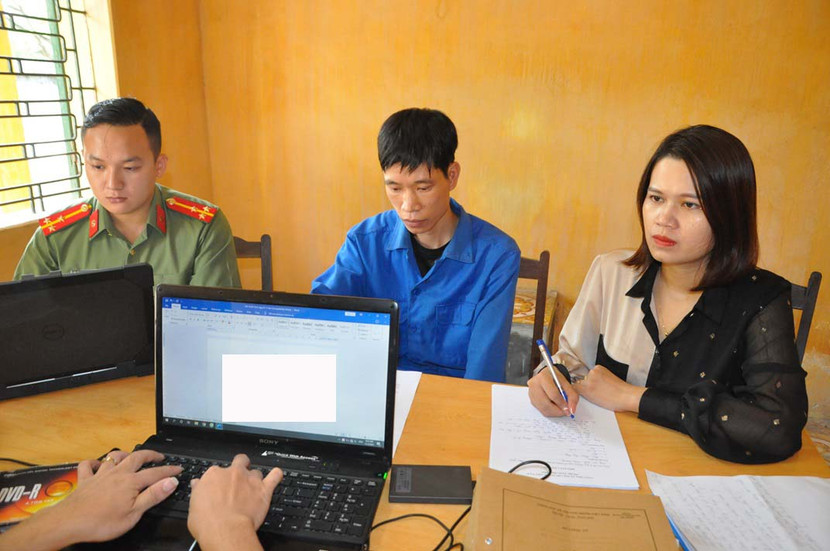 Đối tượng Sinh (ngồi giữa) làm việc với cơ quan Công an Đối tượng Sinh (ngồi giữa) làm việc với cơ quan Công an