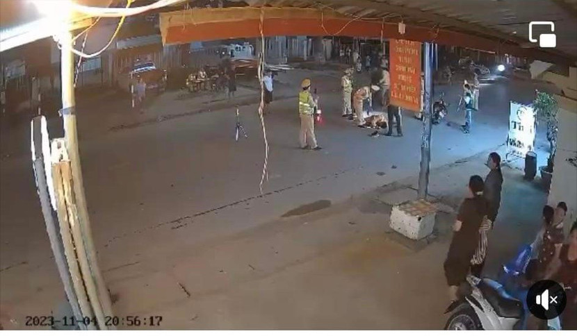 Camera an ninh của nhà dân ghi lại toàn bộ sự việc Camera an ninh của nhà dân ghi lại toàn bộ sự việc