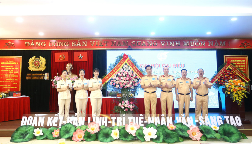 Đảng ủy, Ban Chỉ huy Phòng Cảnh sát giao thông tặng hoa chúc mừng đại hội