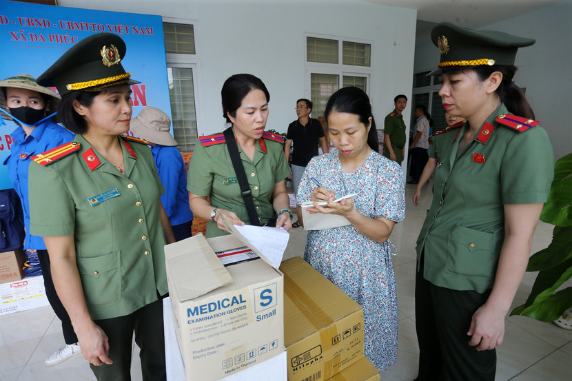 Đại diện các xã cùng đoàn công tác kiểm kê và bàn giao vật tư, thuốc men, hóa chất khử khuẩn phục vụ công tác phòng, chống dịch bệnh sau mưa lũ Đại diện các xã cùng đoàn công tác kiểm kê và bàn giao vật tư, thuốc men, hóa chất khử khuẩn phục vụ công tác phòng, chống dịch bệnh sau mưa lũ