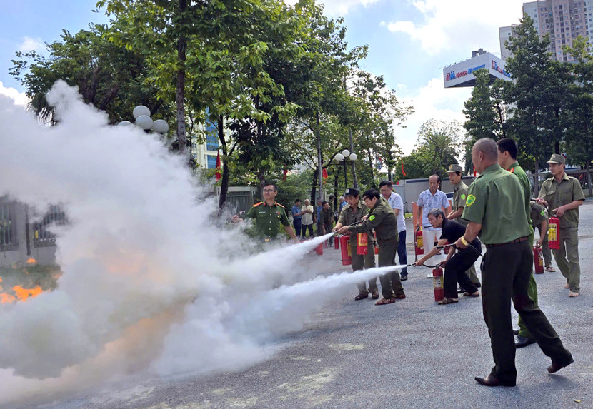 Tập huấn sử dụng chữa cháy cho tổ dân phố và lực lượng an ninh cơ sở để họ có thể chủ động ứng phó, cứu nạn khi xảy ra cháy nổ tại khu dân cư