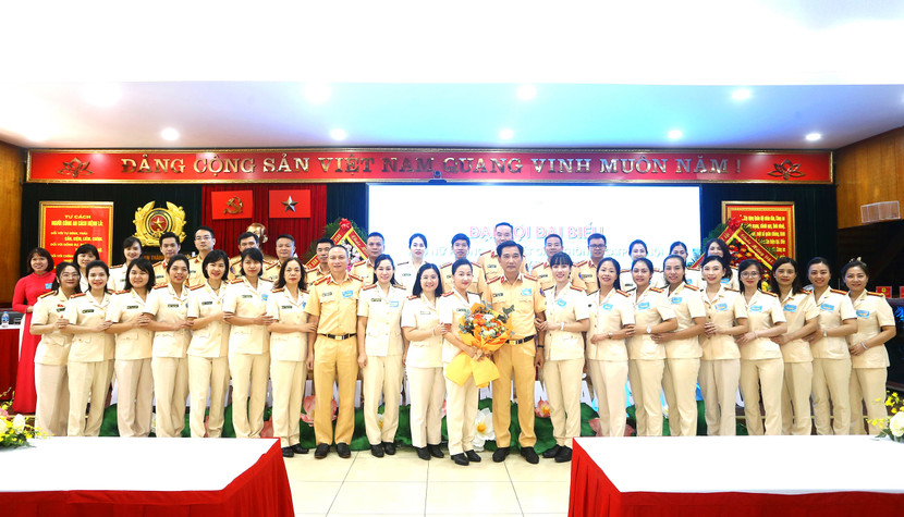 Đại diện Cấp uỷ, Ban Chỉ huy đơn vị tặng hoa chúc mừng Ban Chấp hành Hội Phụ nữ và đại biểu dự đại hội cấp trên, nhiệm kỳ 2025 - 2030