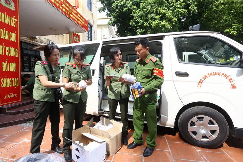 Các y, bác sĩ Bệnh viện Công an Hà Nội hướng dẫn Công an xã cách sử dụng vật tư, hóa chất y tế để khử khuẩn, phòng chống dịch bệnh sau ngập lụt Các y, bác sĩ Bệnh viện Công an Hà Nội hướng dẫn Công an xã cách sử dụng vật tư, hóa chất y tế để khử khuẩn, phòng chống dịch bệnh sau ngập lụt