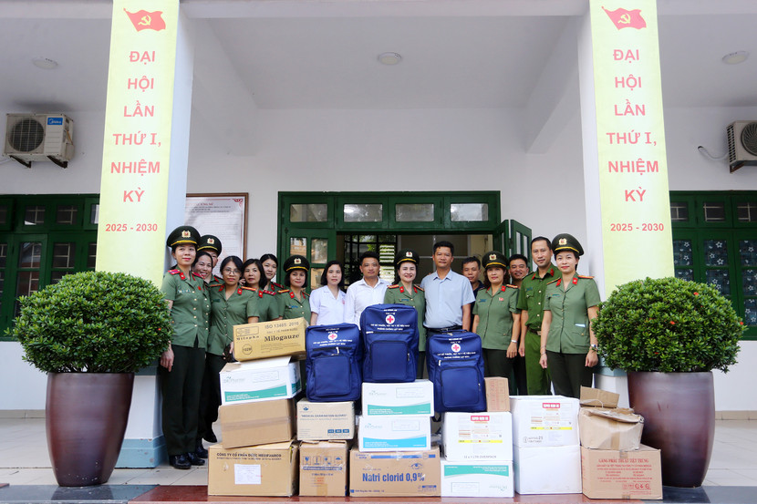 Đoàn công tác trao thuốc men, vật tư y tế thiết yếu cho đại diện xã Thư Lâm nhằm hỗ trợ người dân khắc phục hậu quả sau ngập lụt Đoàn công tác trao thuốc men, vật tư y tế thiết yếu cho đại diện xã Thư Lâm nhằm hỗ trợ người dân khắc phục hậu quả sau ngập lụt