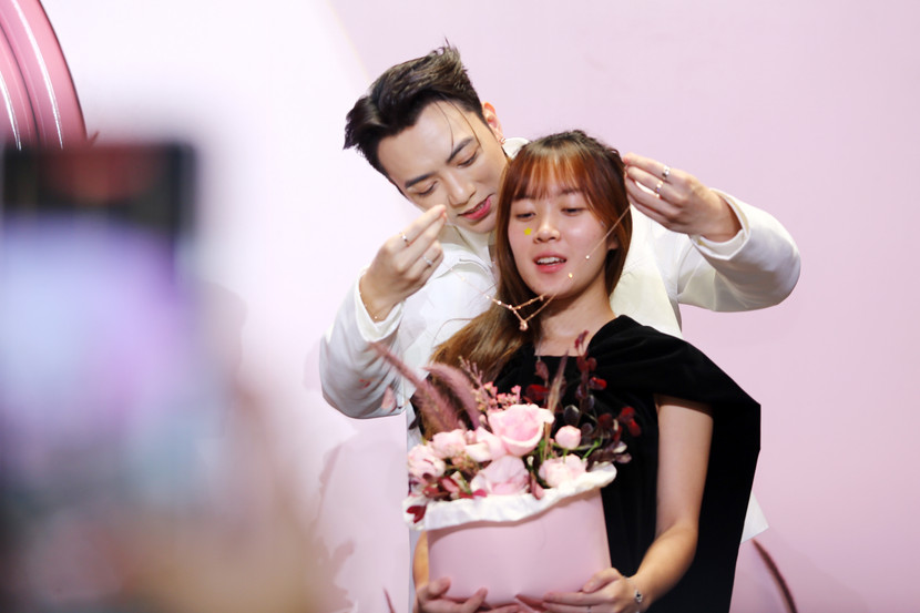 Nghệ sĩ SOOBIN trao các sản phẩm trang sức được đấu giá thành công tới người hâm mộ