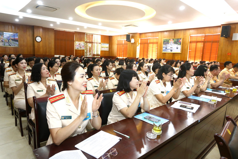 Những cán bộ, hội viên Hội phụ nữ Phòng Cảnh sát giao thông