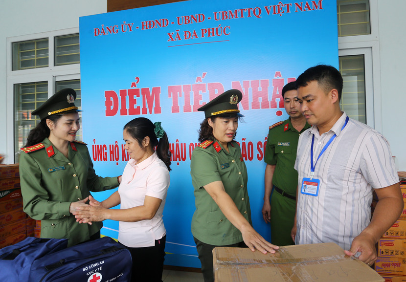 Đại diện chính quyền địa phương bày tỏ xúc động và gửi lời cảm ơn tới Cục Y tế – Bộ Công an và Bệnh viện Công an TP Hà Nội đã kịp thời hỗ trợ thuốc men, vật tư y tế cho người dân vùng ngập lụt Đại diện chính quyền địa phương bày tỏ xúc động và gửi lời cảm ơn tới Cục Y tế – Bộ Công an và Bệnh viện Công an TP Hà Nội đã kịp thời hỗ trợ thuốc men, vật tư y tế cho người dân vùng ngập lụt