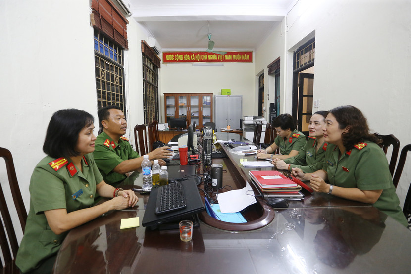 Đoàn công tác trao đổi với Công an xã Trung Giã về tình hình ngập lụt và công tác bảo đảm sức khỏe cho người dân sau mưa bão Đoàn công tác trao đổi với Công an xã Trung Giã về tình hình ngập lụt và công tác bảo đảm sức khỏe cho người dân sau mưa bão