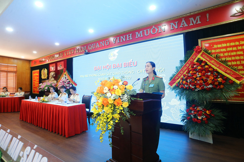 Trung tá Vũ Thị Tứ, Trưởng Ban Phụ nữ CATP Hà Nội phát biểu tại đại hội