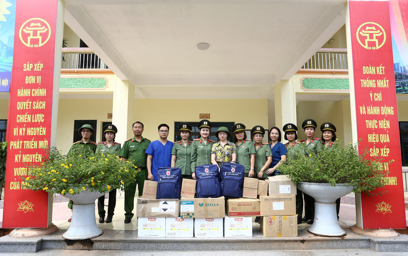 Đoàn công tác trao thuốc men, vật tư y tế thiết yếu cho đại diện xã Trung Giã nhằm hỗ trợ người dân khắc phục hậu quả sau ngập lụt Đoàn công tác trao thuốc men, vật tư y tế thiết yếu cho đại diện xã Trung Giã nhằm hỗ trợ người dân khắc phục hậu quả sau ngập lụt