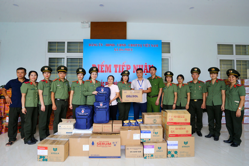 Đoàn công tác trao thuốc men, vật tư y tế thiết yếu cho đại diện xã Đa Phúc nhằm hỗ trợ người dân khắc phục hậu quả sau ngập lụt Đoàn công tác trao thuốc men, vật tư y tế thiết yếu cho đại diện xã Đa Phúc nhằm hỗ trợ người dân khắc phục hậu quả sau ngập lụt