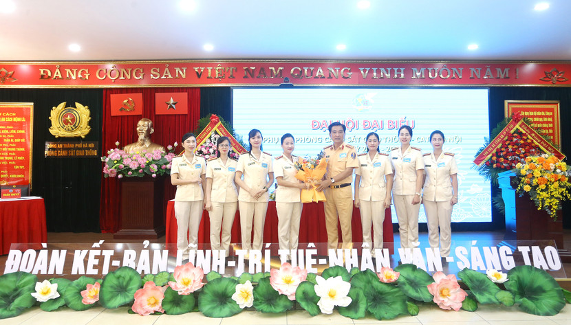 Bí Thư Đảng uỷ, Trưởng Phòng Cảnh sát giao thông tặng hoa chúc mừng Ban chấp hành Hội phụ nữ đơn vị nhiệm kỳ 2025 - 2030