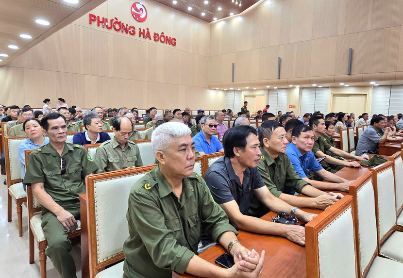 Buổi lễ với sự tham dự của đại diện các tổ dân phố cùng lực lượng tham gia bảo vệ ANTT ở cơ sở trên địa bàn