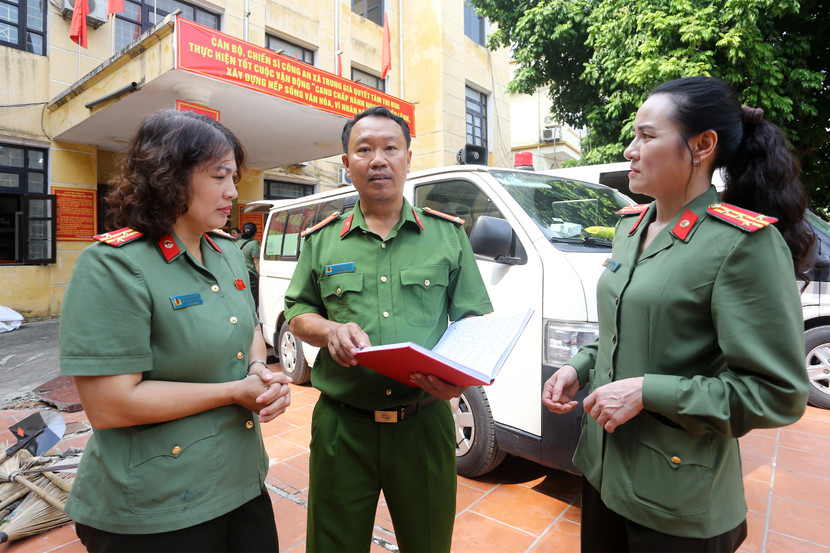 Đại tá Mai Thị Kim Thanh, Trưởng phòng Y tế dự phòng Cục Y tế, Bộ Công an cùng Thượng tá Đoàn Thuý Hoà, Phó Giám đốc Bệnh viện Công an thành phố Hà Nội trao đổi cùng đại diện Công an xã Trung Giã về tình hình ngập lụt và công tác bảo đảm sức khỏe cho người dân sau mưa bão Đại tá Mai Thị Kim Thanh, Trưởng phòng Y tế dự phòng Cục Y tế, Bộ Công an cùng Thượng tá Đoàn Thuý Hoà, Phó Giám đốc Bệnh viện Công an thành phố Hà Nội trao đổi cùng đại diện Công an xã Trung Giã về tình hình ngập lụt và công tác bảo đảm sức khỏe cho người dân sau mưa bão