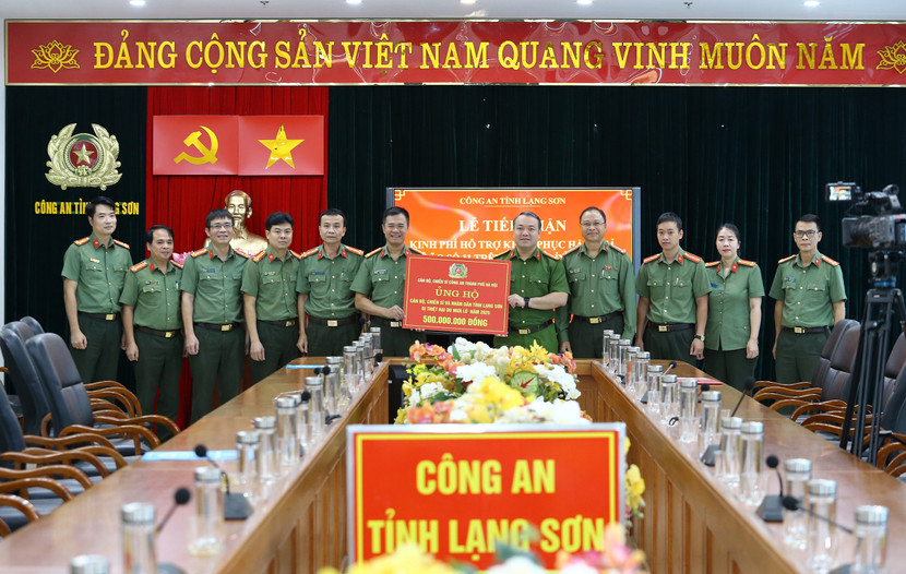Đoàn công tác Công an thành phố Hà Nội trao tặng kinh phí hỗ trợ Công an tỉnh Lạng Sơn