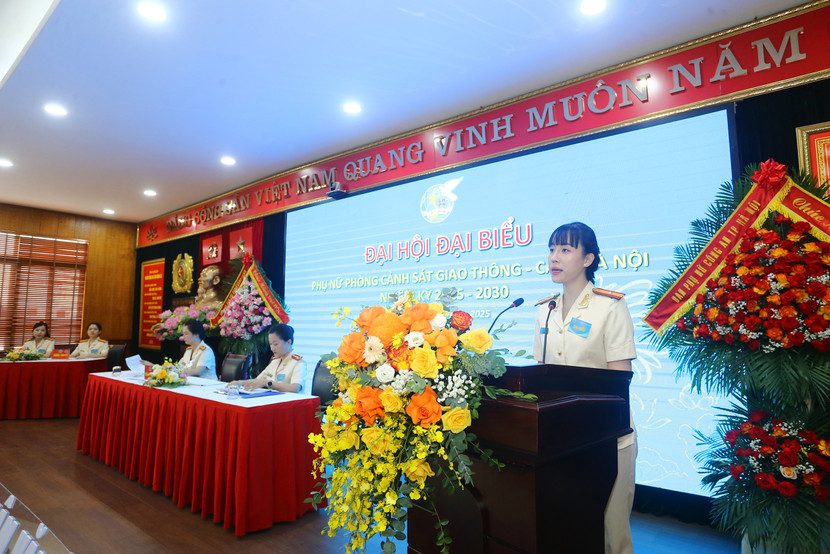 Thiếu tá Nguyễn Mai Huyền, Chủ tịch Hội Phụ nữ Phòng Cảnh sát giao thông nhiệm kỳ 2021-2026 báo cáo tổng kết công tác nhiệm kỳ vừa qua