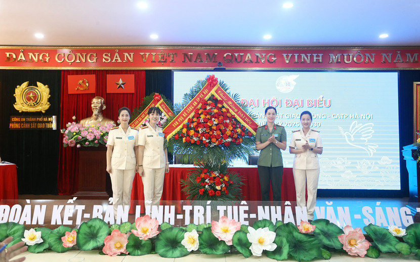 Trung tá Vũ Thị Tứ, Trưởng Ban Phụ nữ CATP Hà Nội tặng hoa chúc mừng đại hội