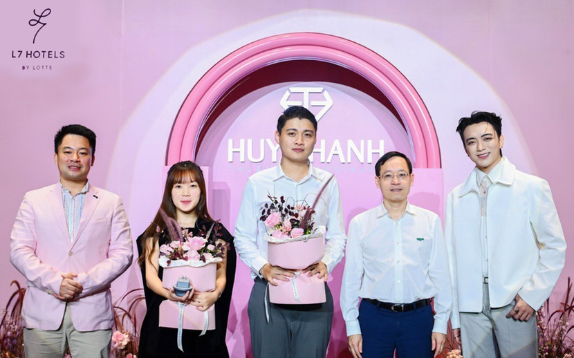 Nhà báo Nguyễn Xuân Toàn, Phó Tổng Biên tập báo Dân trí, ông Đỗ Huy Thành, Tổng Giám đốc Huy Thanh Jewelry, nghệ sĩ SOOBIN chụp ảnh lưu niệm cùng hai người hâm mộ đã đấu giá thành công các tác phẩm trang sức