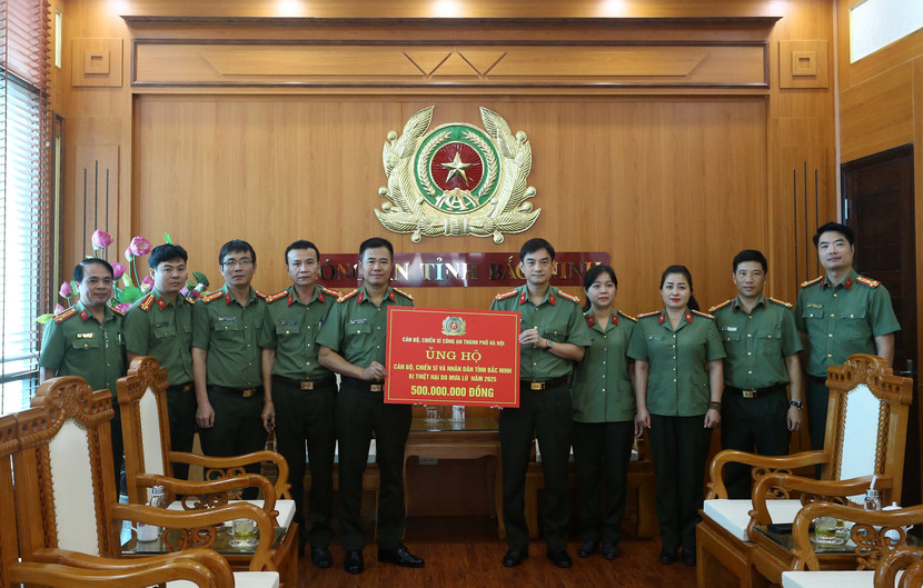 Đoàn công tác CATP Hà Nội trao tặng kinh phí hỗ trợ Công an tỉnh Bắc Ninh