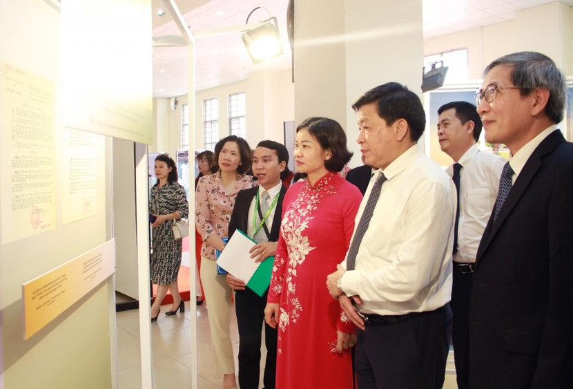 Các đại biểu tham quan triển lãm Các đại biểu tham quan triển lãm