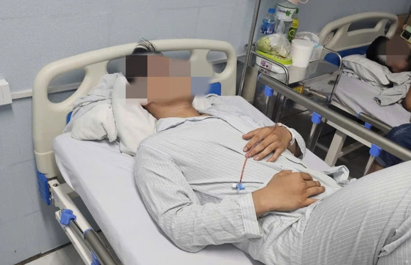 Em L được đưa vào bệnh viện để điều trị