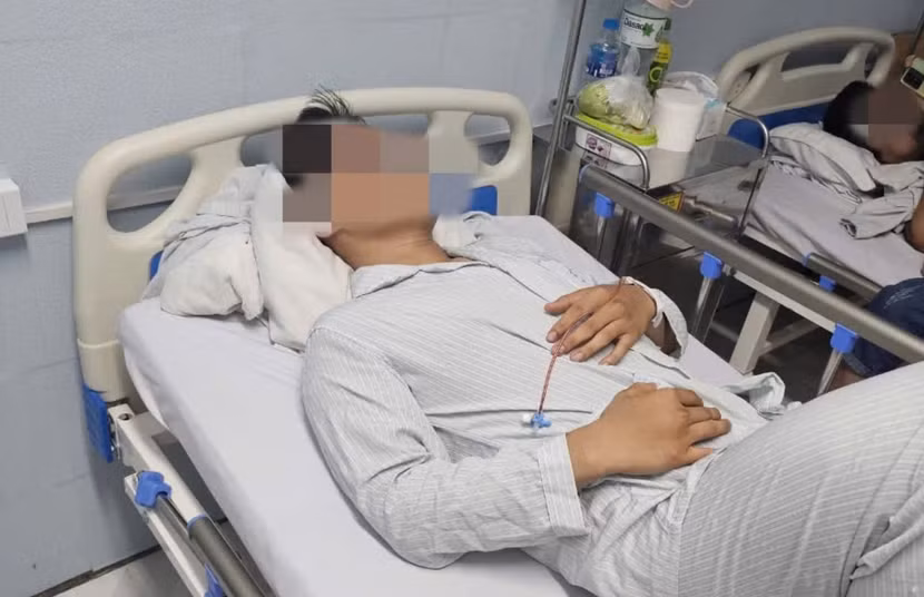 Em L được đưa vào bệnh viện để điều trị
