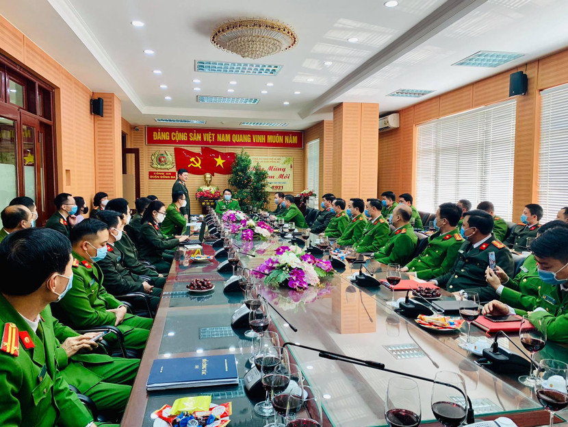 Thiếu tướng Lê Quốc Hùng dẫn đầu đoàn công tác kiểm tra, chúc Tết Công an quận Đống Đa