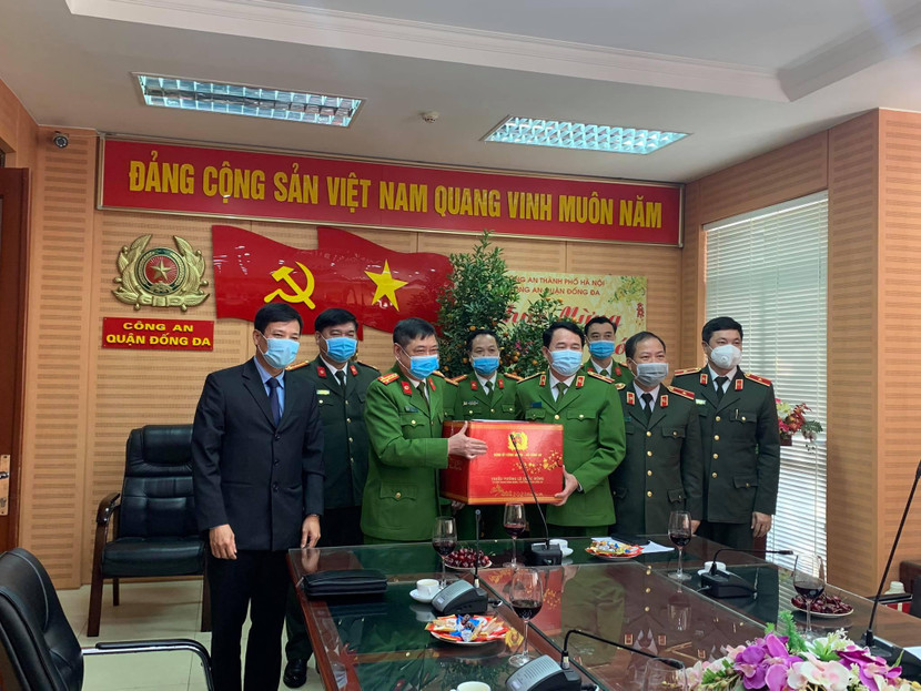 Đồng chí Thứ trưởng tặng quà CBCS Công an quận Đống Đa