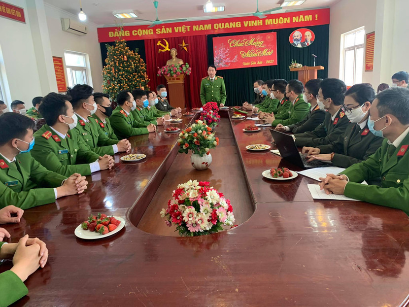 Thiếu tướng Lê Quốc Hùng thăm động viên CBCS Công an phường Ô Chợ Dừa