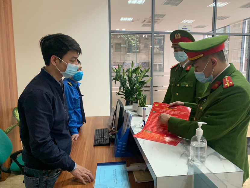 Công an quận Thanh Xuân đến các chung cư cao tầng để tuyên truyền nhắc nhở người dân nâng cao ý thức phòng, chống tai nạn thương tích Công an quận Thanh Xuân đến các chung cư cao tầng để tuyên truyền nhắc nhở người dân nâng cao ý thức phòng, chống tai nạn thương tích