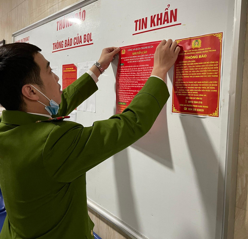 Lực lượng Công an cơ sở dán khuyến cáo tuyên truyền phòng ngừa Lực lượng Công an cơ sở dán khuyến cáo tuyên truyền phòng ngừa