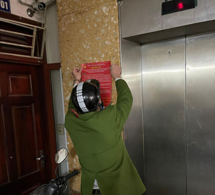 Dán 200 khuyến cáo tại các sảnh, trước cửa thang máy Dán 200 khuyến cáo tại các sảnh, trước cửa thang máy
