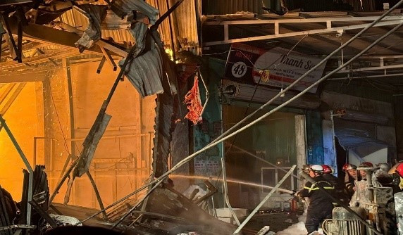 Lực lượng Cảnh sát PCCC và CNCH khẩn trương khống chế đám cháy