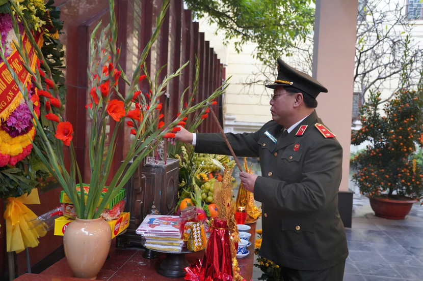 Trung tướng Nguyễn Hải Trung, Giám đốc CATP Hà Nội thắp hương tưởng nhớ các Anh hùng, liệt sỹ Công an Thủ đô