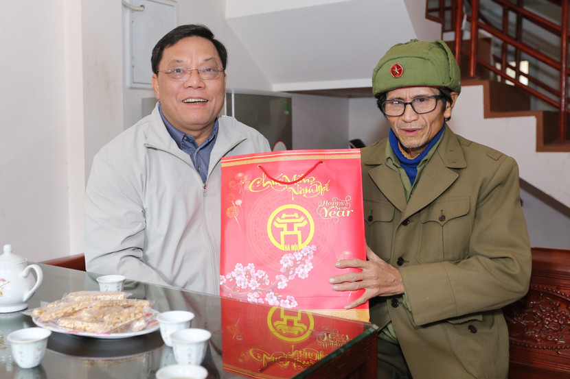 Trung tướng Nguyễn Hải Trung thăm hỏi, tặng quà thương binh Nguyễn Kim Dần Trung tướng Nguyễn Hải Trung thăm hỏi, tặng quà thương binh Nguyễn Kim Dần