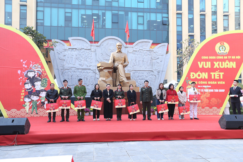 Trao quà tặng thân nhân 10 cháu "Con nuôi công đoàn" Trao quà tặng thân nhân 10 cháu "Con nuôi công đoàn"