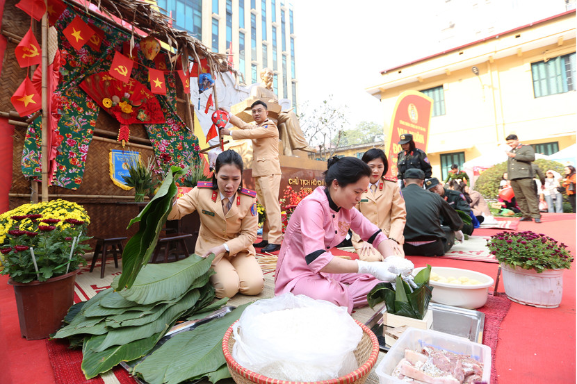 Nhiều hoạt động tại chương trình đã thu hút đông đảo cán bộ, chiến sĩ Công an các đơn vị tham gia Nhiều hoạt động tại chương trình đã thu hút đông đảo cán bộ, chiến sĩ Công an các đơn vị tham gia