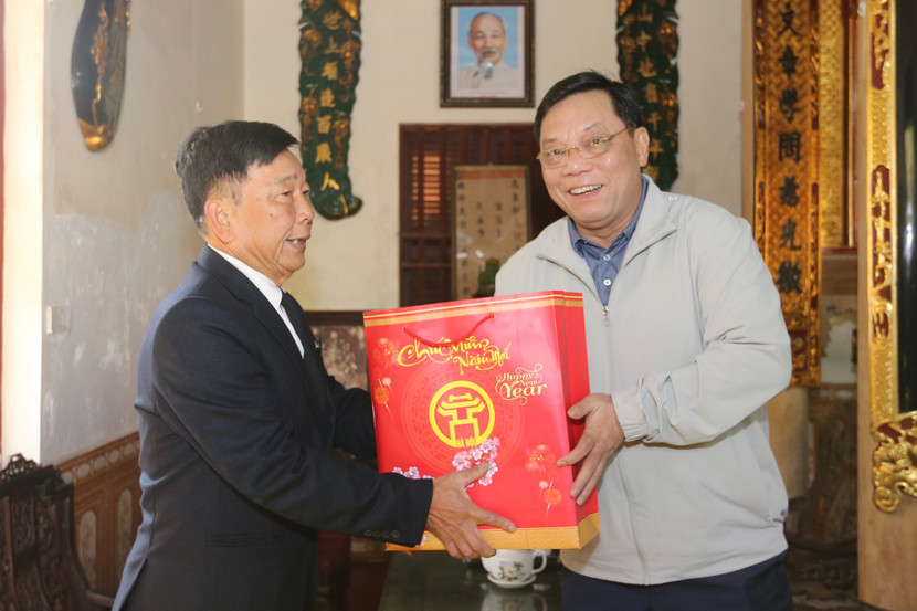 Trung tướng Nguyễn Hải Trung thăm hỏi, tặng quà thương binh Đỗ Quang Lãng Trung tướng Nguyễn Hải Trung thăm hỏi, tặng quà thương binh Đỗ Quang Lãng