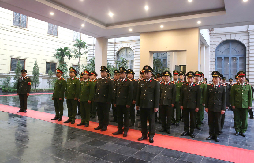 Đoàn đại biểu dành phút mặc niệm tưởng nhớ tri ân các Anh hùng liệt sỹ Công an Thủ đô