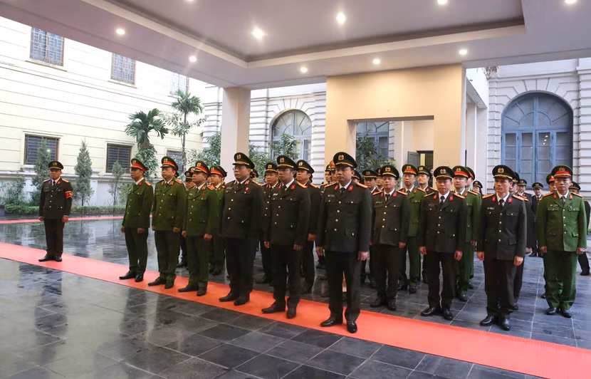 Đoàn đại biểu dành phút mặc niệm tưởng nhớ tri ân các Anh hùng liệt sỹ Công an Thủ đô Đoàn đại biểu dành phút mặc niệm tưởng nhớ tri ân các Anh hùng liệt sỹ Công an Thủ đô