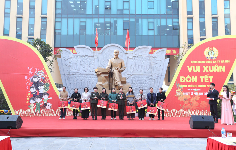 Trao quà cho các đoàn viên công đoàn có hoàn cảnh khó khăn Trao quà cho các đoàn viên công đoàn có hoàn cảnh khó khăn