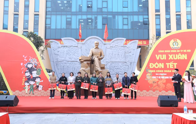 Trao quà cho các đoàn viên công đoàn có hoàn cảnh khó khăn