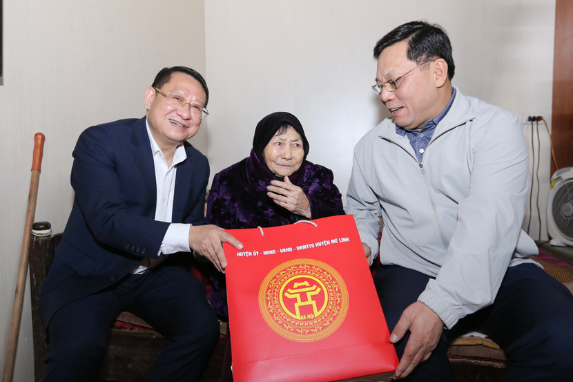 Trung tướng Nguyễn Hải Trung cùng đại diện lãnh đạo huyện Mê Linh tặng quà Mẹ Việt Nam Anh hùng Phạm Thị Đen Trung tướng Nguyễn Hải Trung cùng đại diện lãnh đạo huyện Mê Linh tặng quà Mẹ Việt Nam Anh hùng Phạm Thị Đen