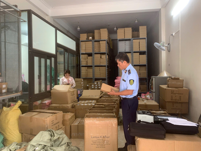 Lực lượng Quản lý thị trường số 1 phát hiện cơ sở kinh doanh số lượng lớn hàng hóa có dấu hiệu giả mạo thương hiệu