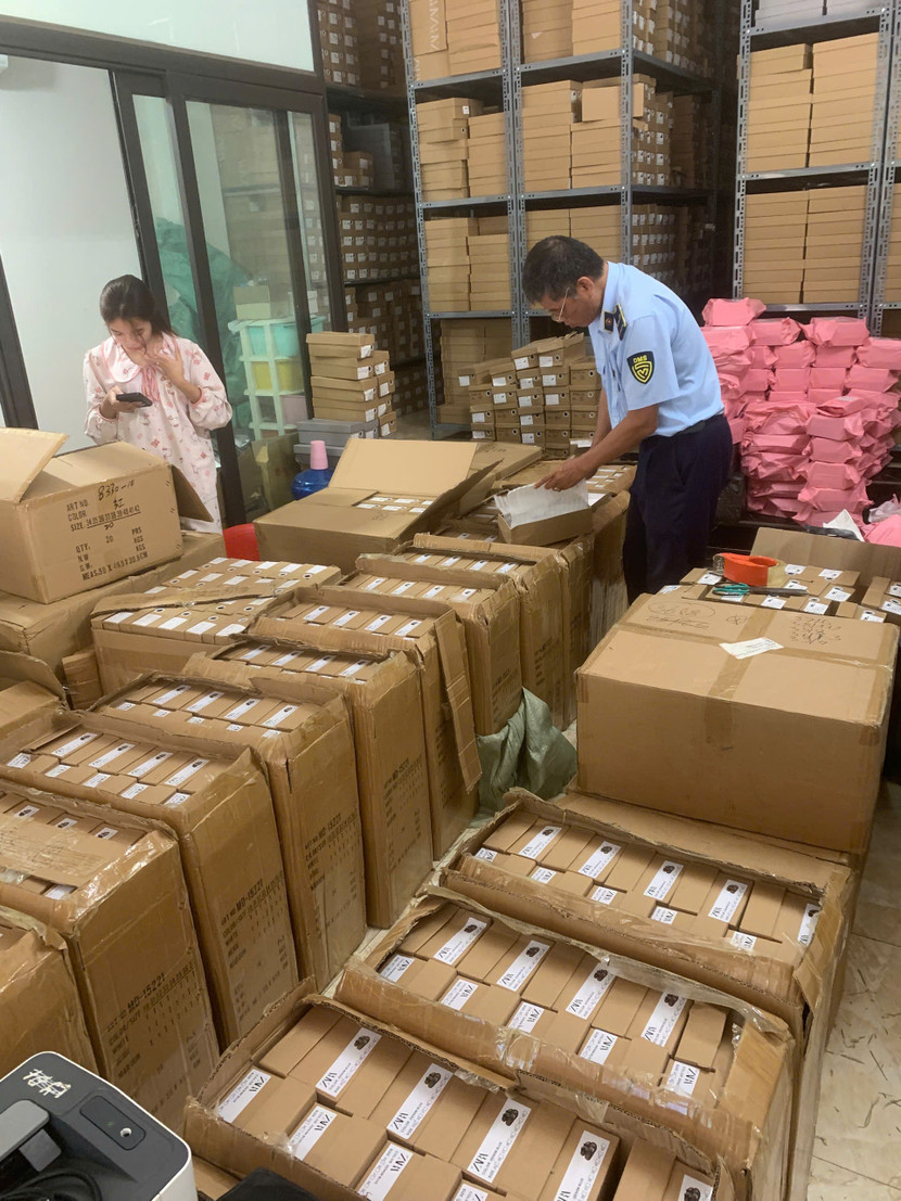 Khoảng 7.510 đôi giày, dép nghi vấn giả mạo ZARA